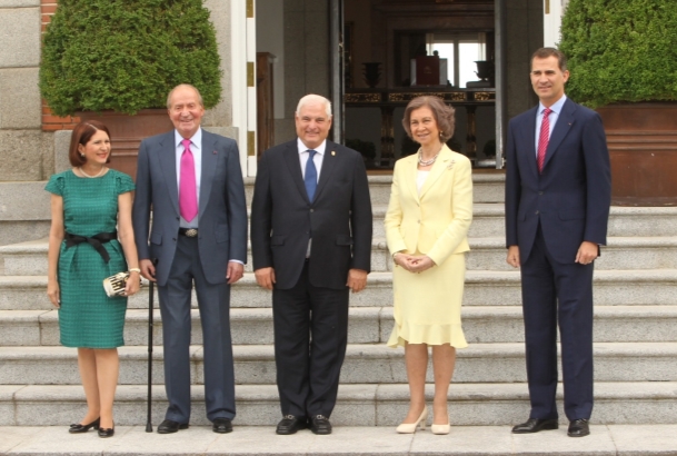 Sus Majestades los Reyes acompañados por Su Alteza Real el Príncipe de Asturias junto al Presidente de la República de Panamá y a su esposa